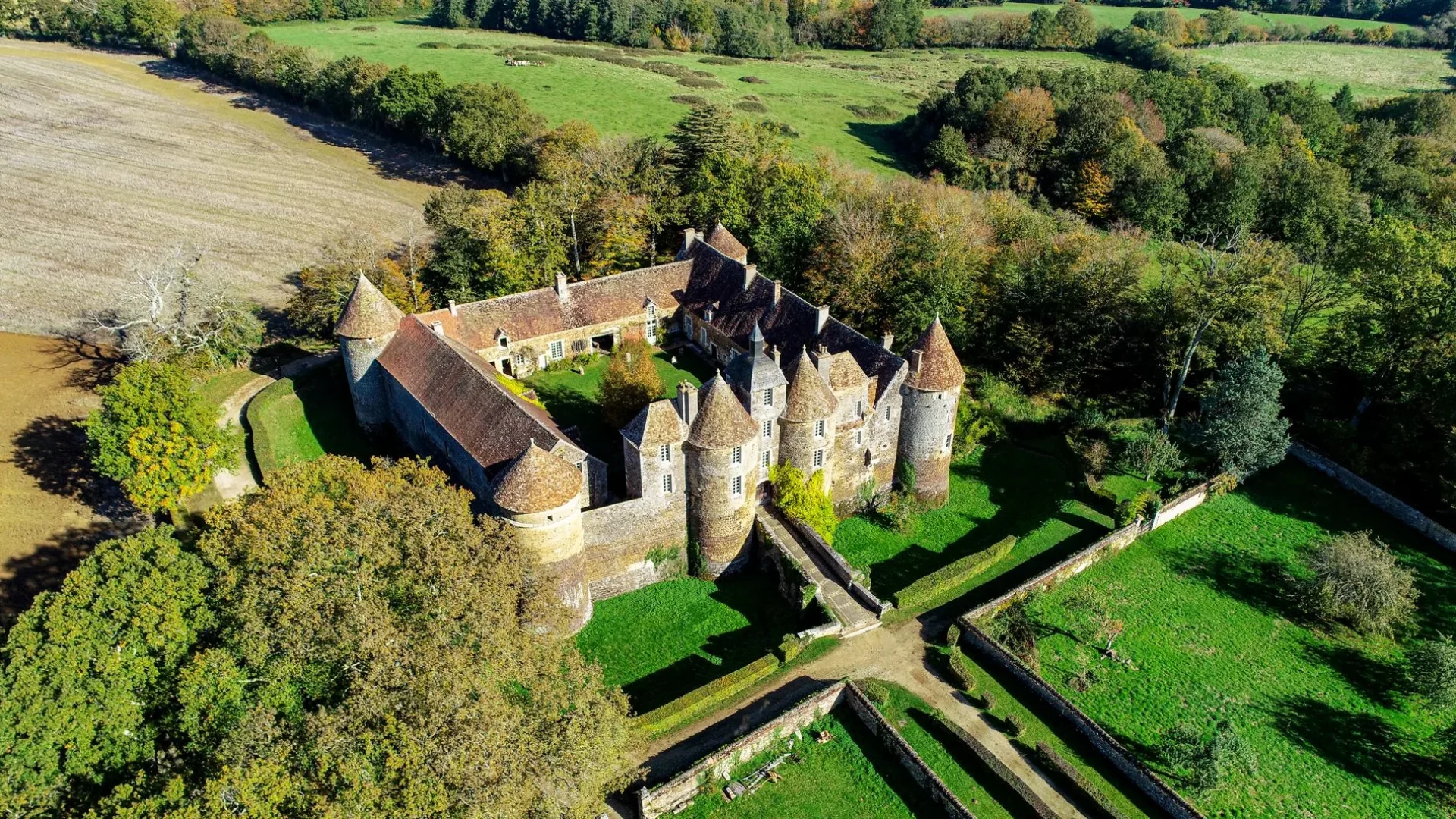 Vue aérienne du château de Ratilly en Automne