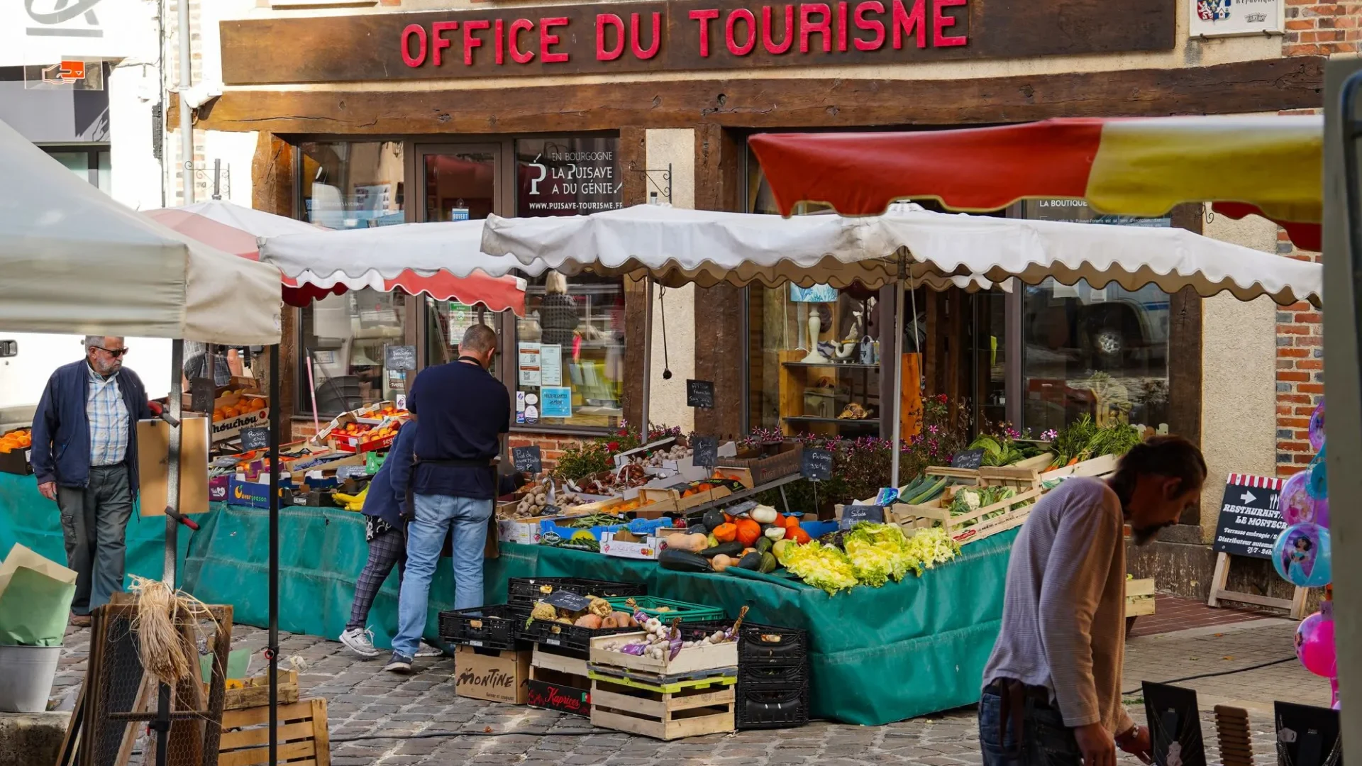 Stands de producteurs devant l'Office de tourisme de Saint-Fargeau un vendredi matin