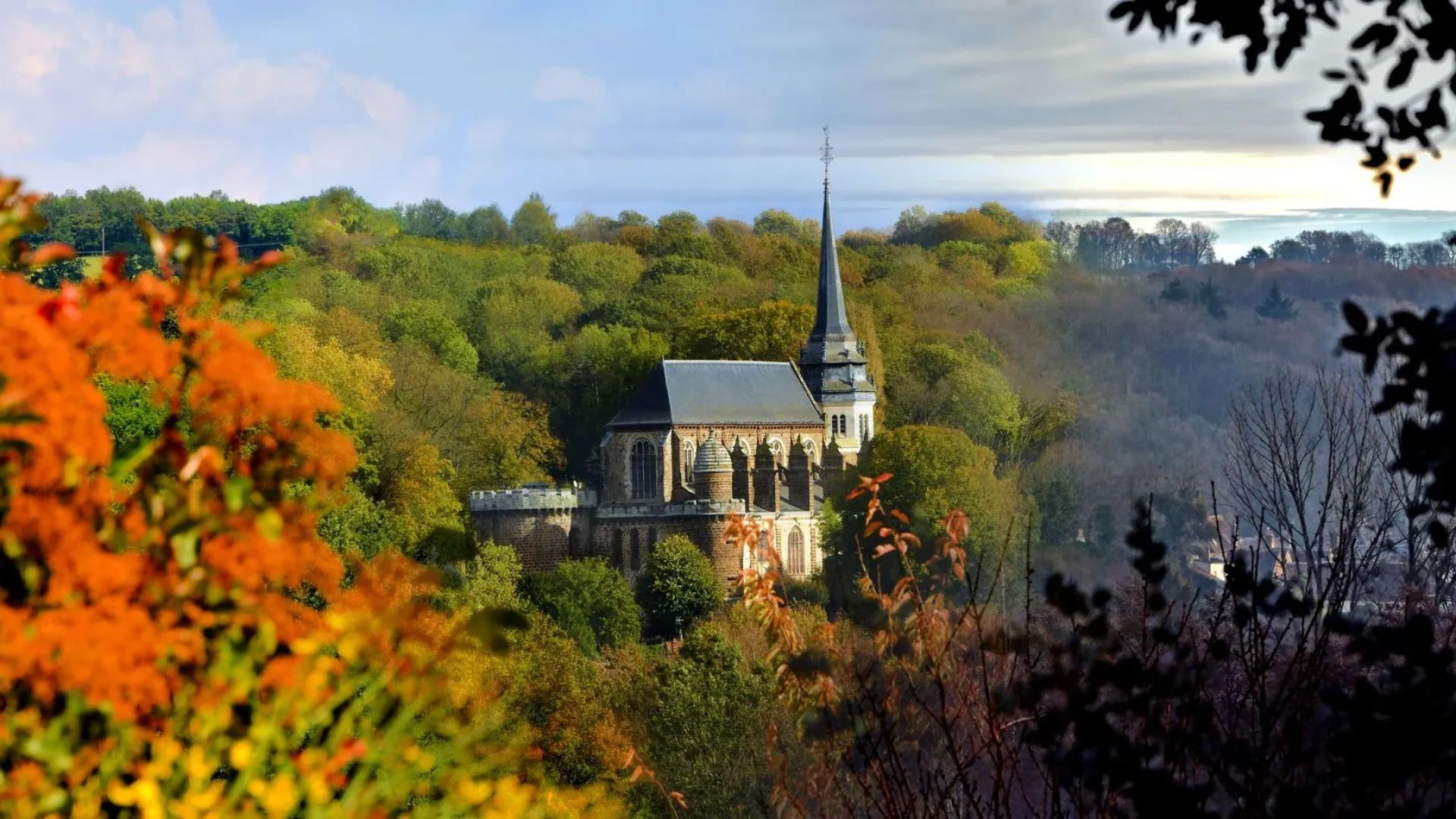 vue sur l'église de Toucy entre automne et hiver