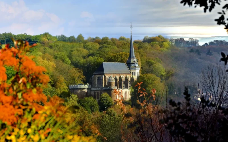 vue sur l'église de Toucy entre automne et hiver