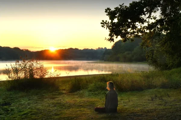 yoga et calme devant l'étang de Moutiers