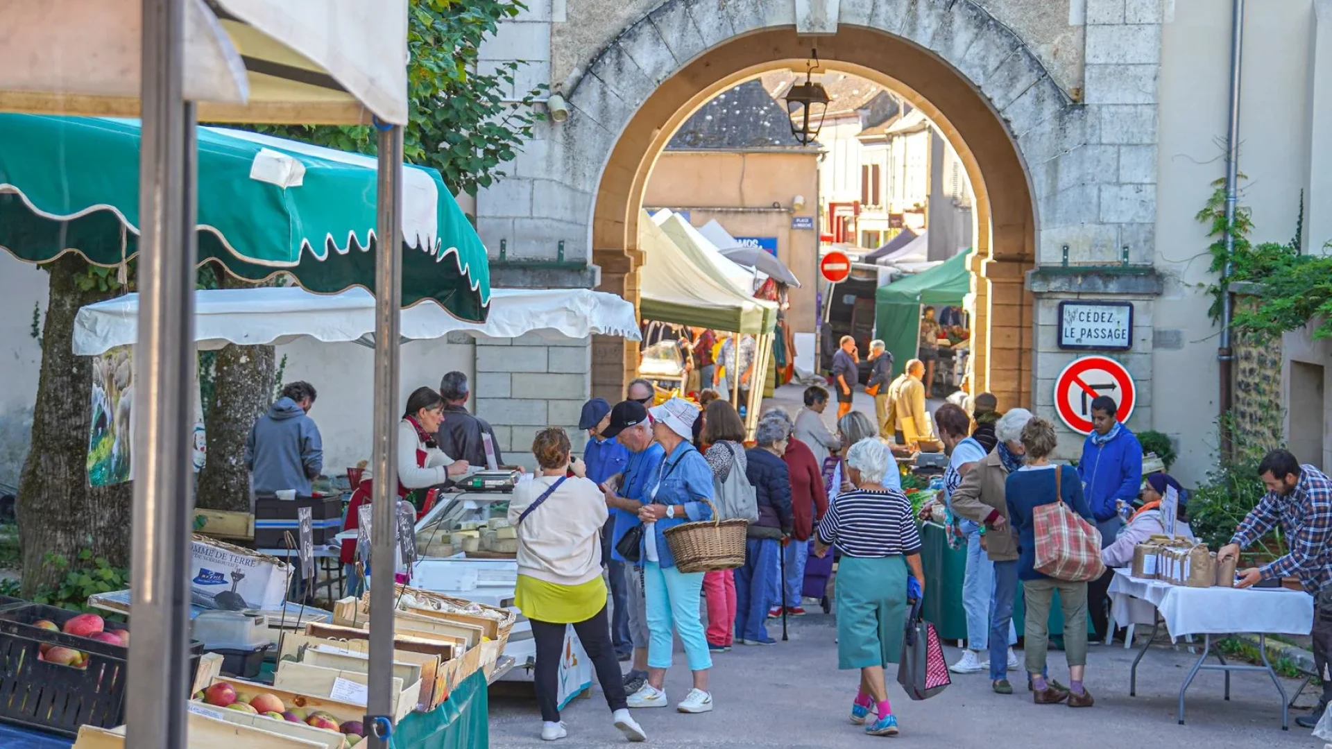 jour de marché à Saint-Sauveur-en-Puisaye