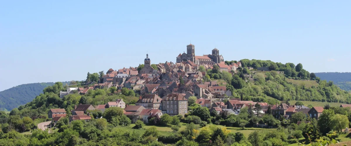 Vue sur le village de Vezelay et sa Basilique