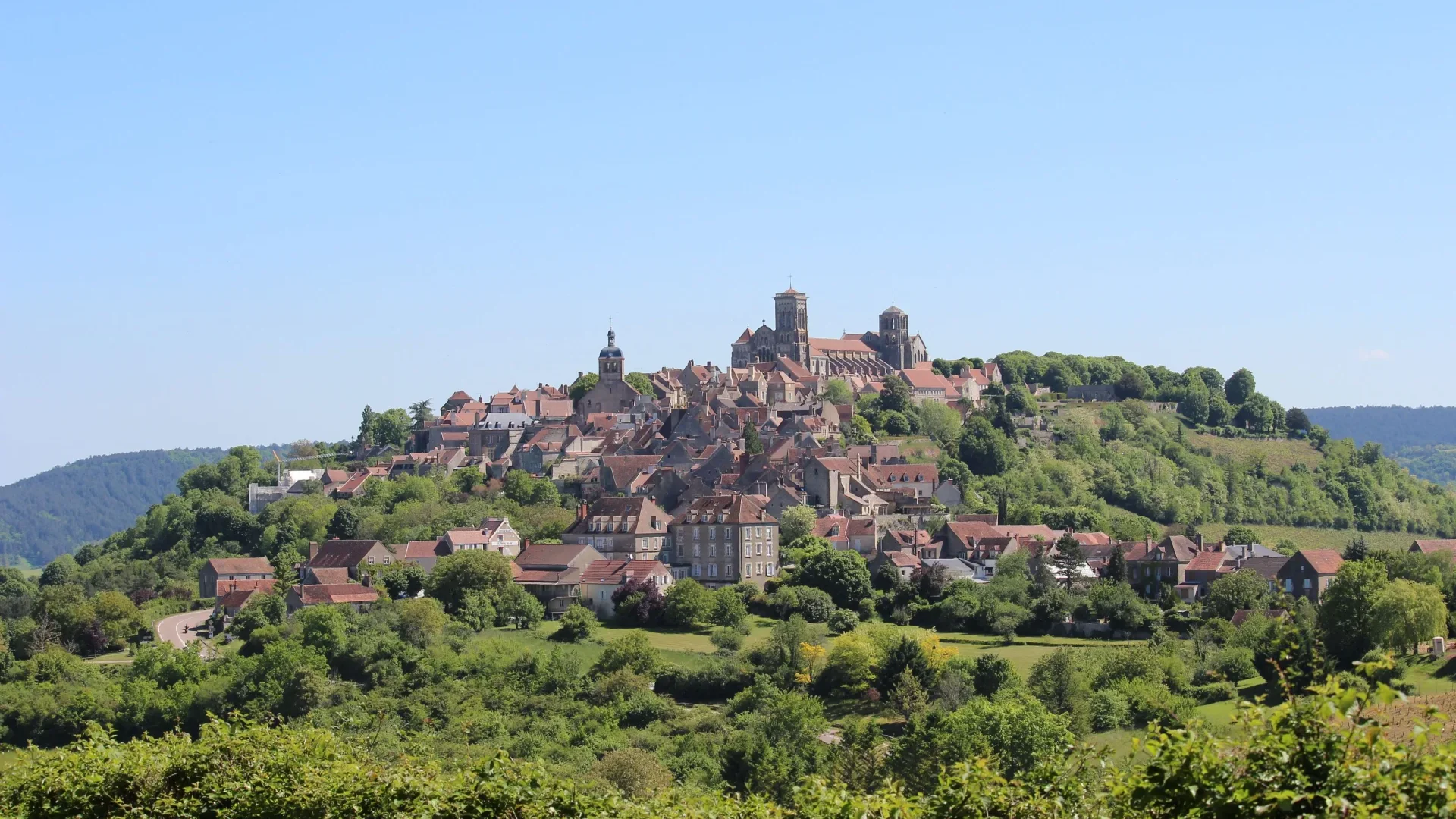 Vue sur le village de Vezelay et sa Basilique