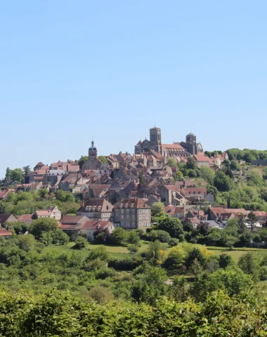 Vue sur le village de Vezelay et sa Basilique