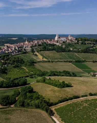 Le village de Vezelay surplombant les vignes environnantes