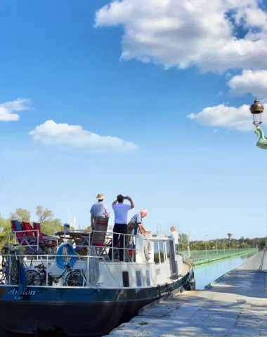 Pont-canal de Briare avec un bateau de plaisanciers