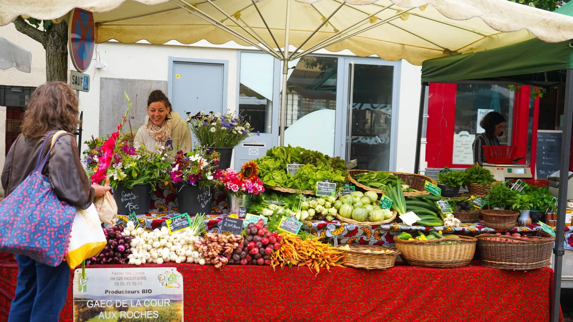 Flower stand at the weekly market in Toucy