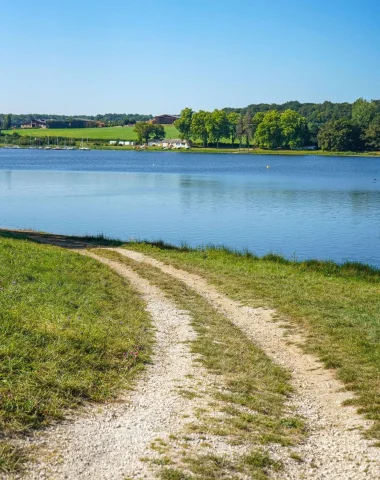 A walking path along the waterfront of Bourdon de Saint-Fargeau