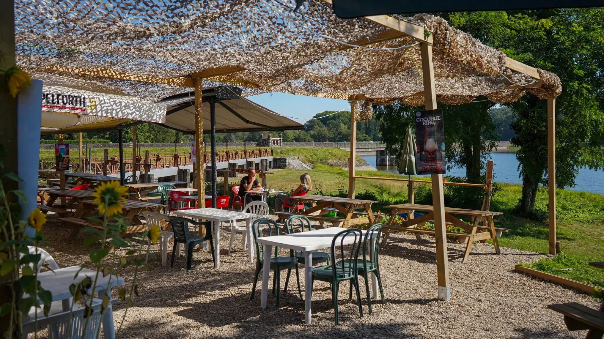 Pause déjeuner à l'Auberge du Lac avec une terrasse vue sur le Bourdon