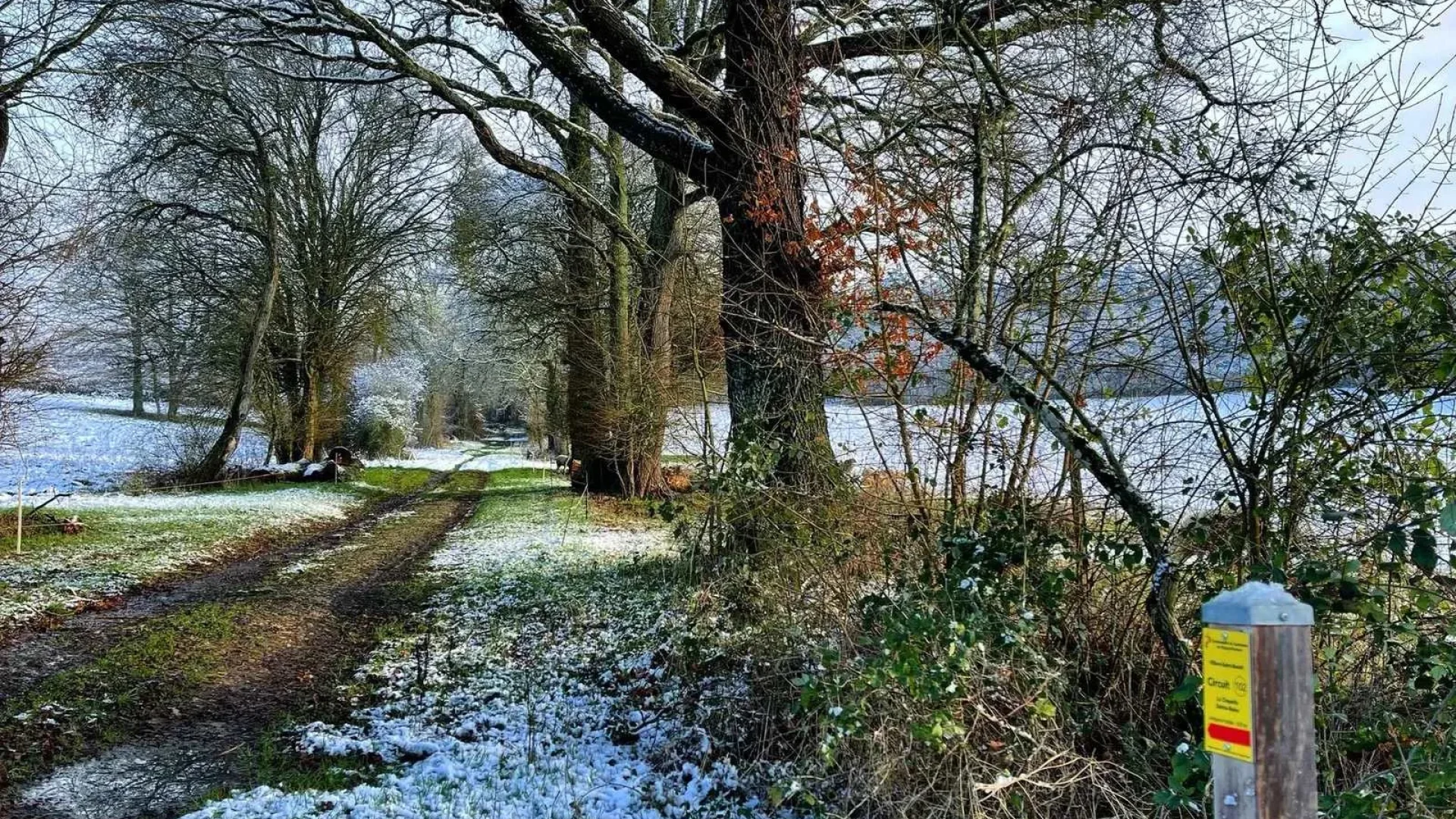 randonnée à Villiers-Saint-Benoit sous la neige en hiver