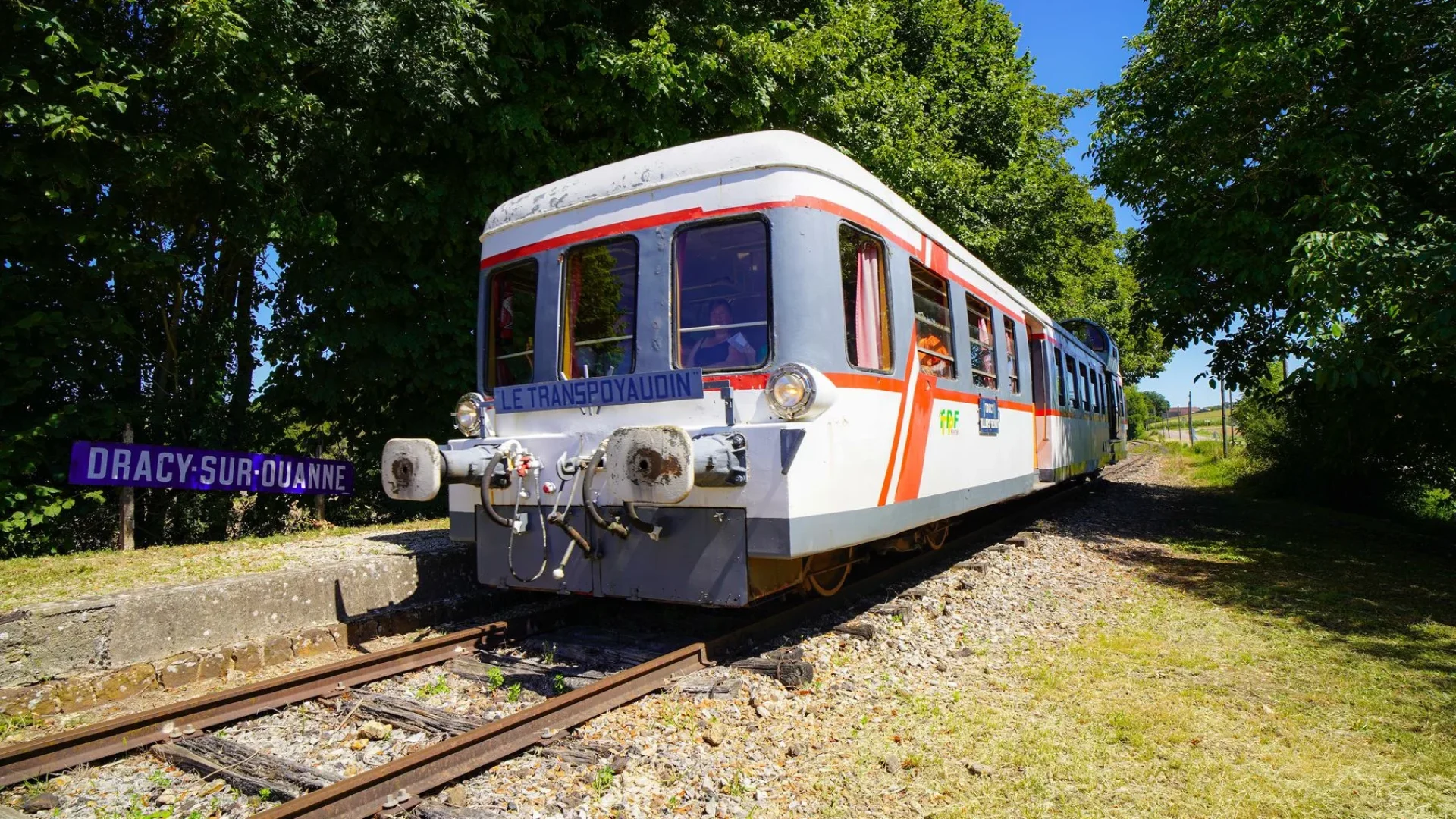 The tourist train arrives in Dracy
