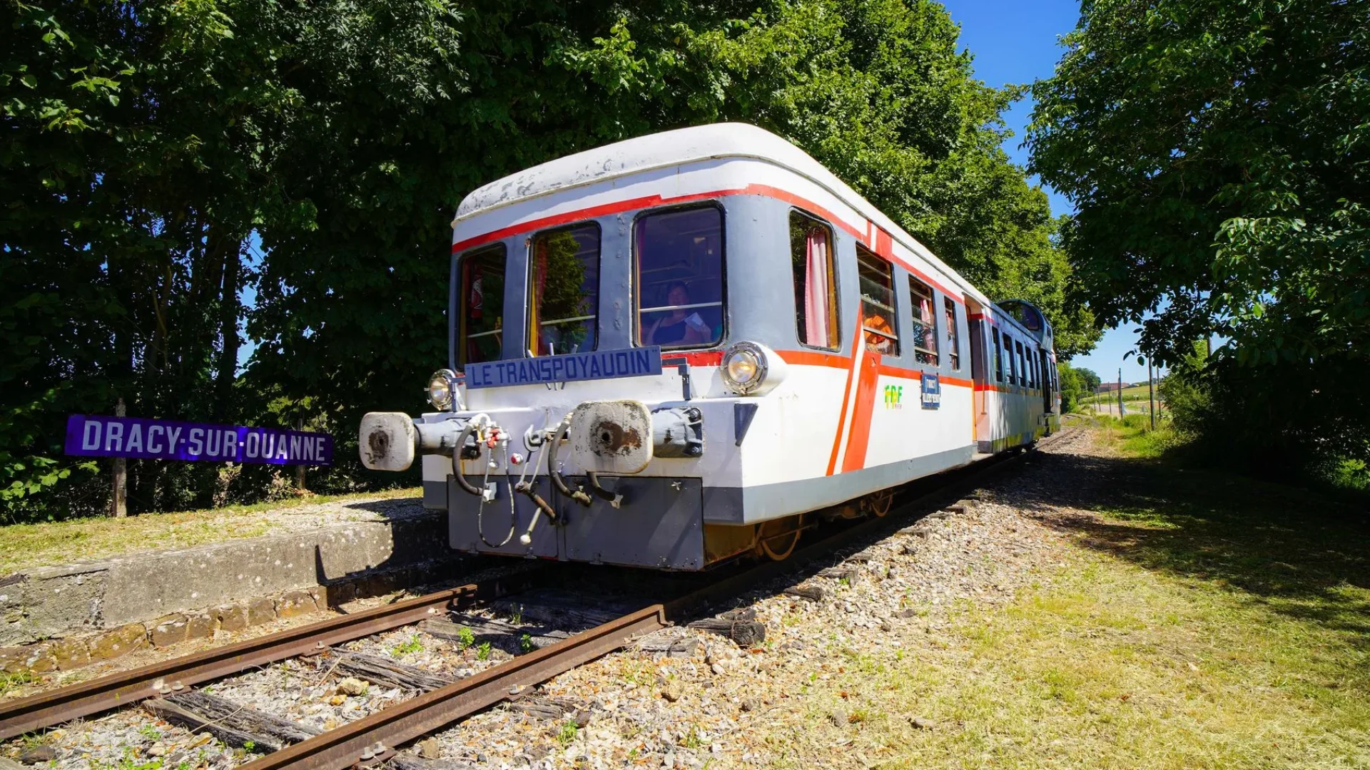 Le train touristique arrive à Dracy