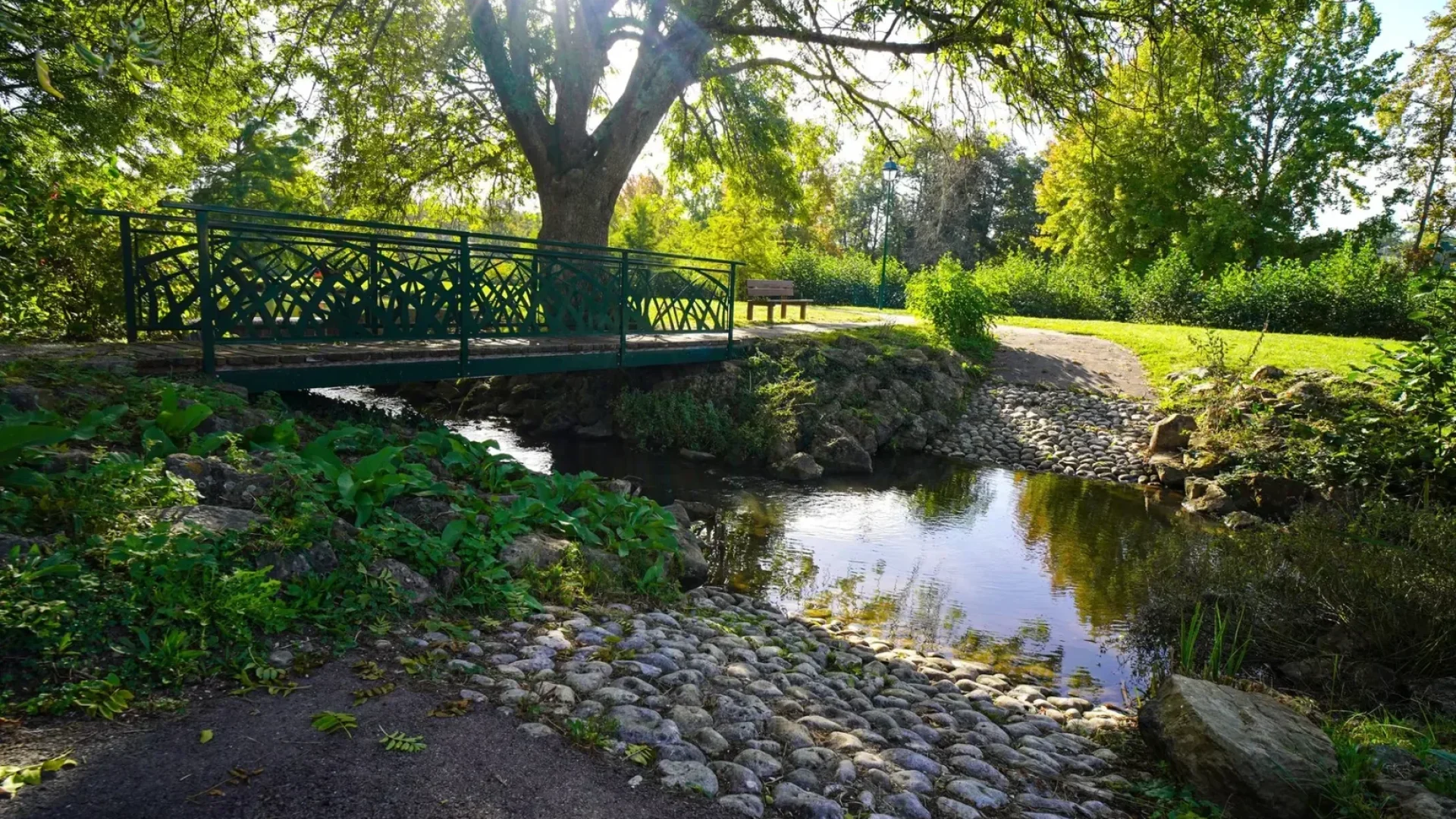 The body of water in the village of Bléneau