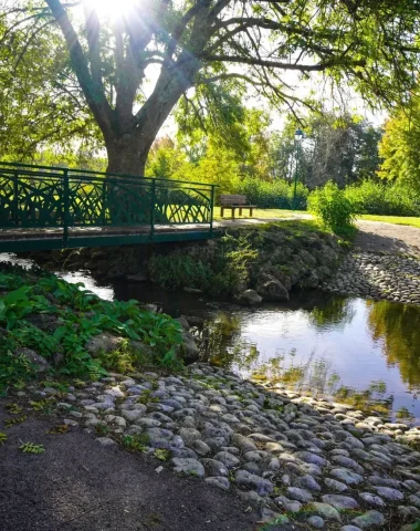 The body of water in the village of Bléneau