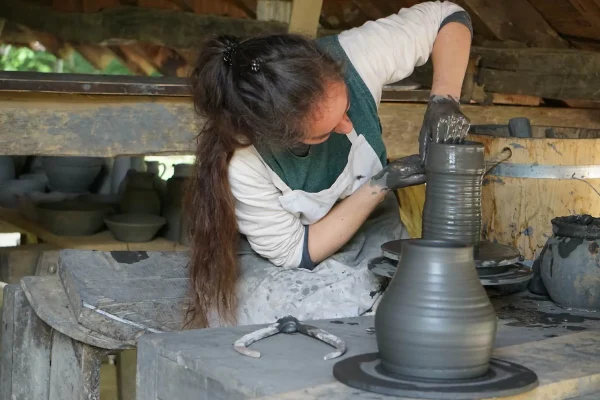 Potter in Guédelon