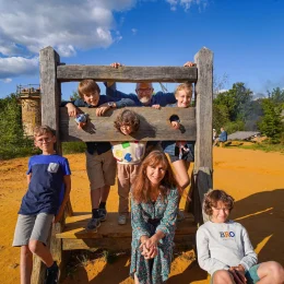 Famille au château de Guédelon