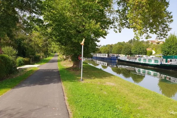 Eurovélo3 greenway in Rogny-Les-Sept-Écluses