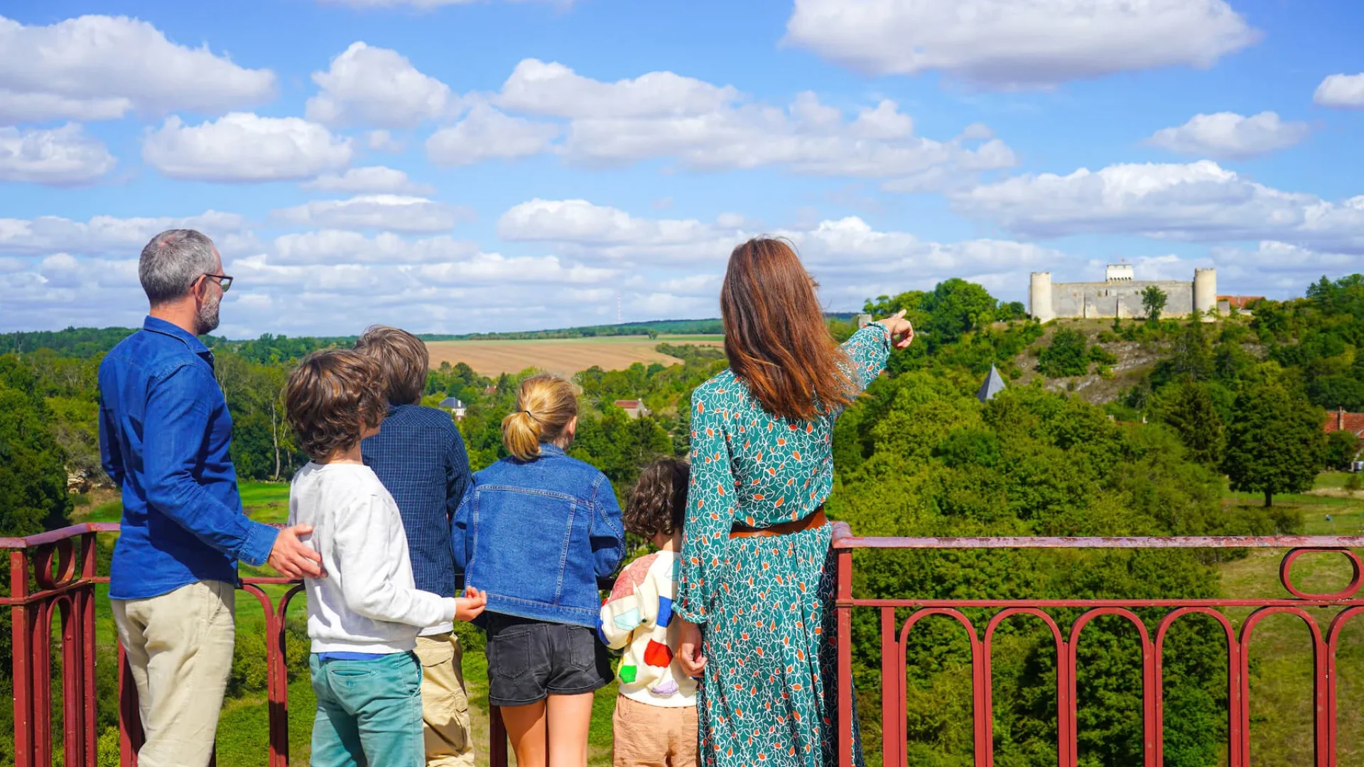 La vue sur le Château de Druyes-les-Belles-Fontaines depuis le viaduc pour une famille de vacanciers