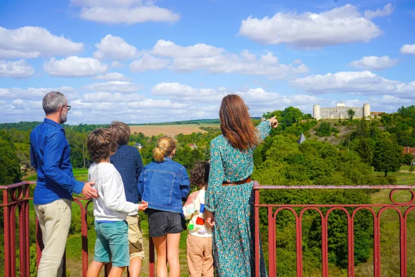 La vue sur le Château de Druyes-les-Belles-Fontaines depuis le viaduc pour une famille de vacanciers