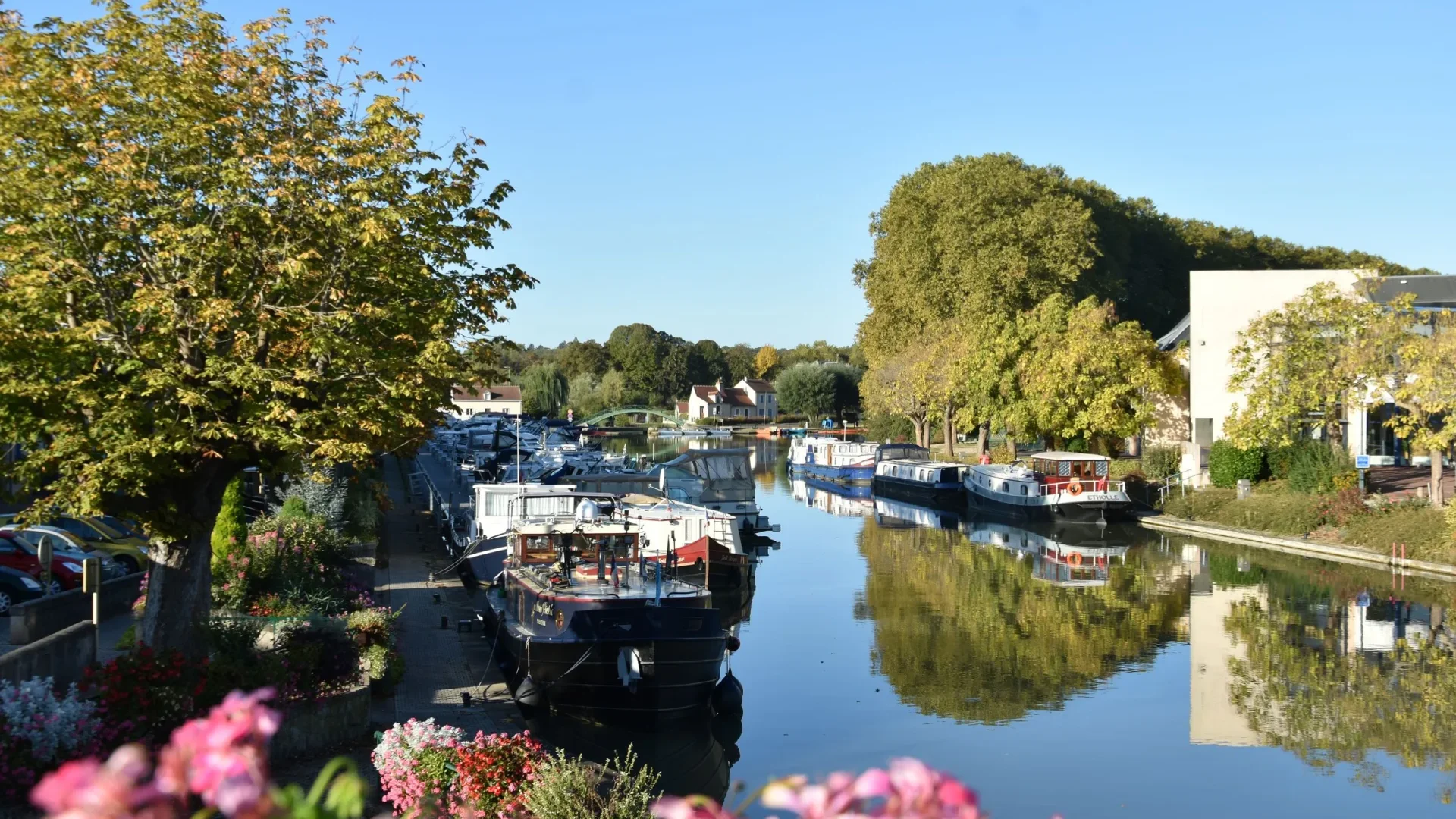 Canal de Briare avec des bateaux à quais