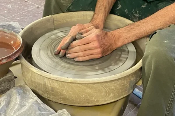 Pièce de poterie en création au Cnifop