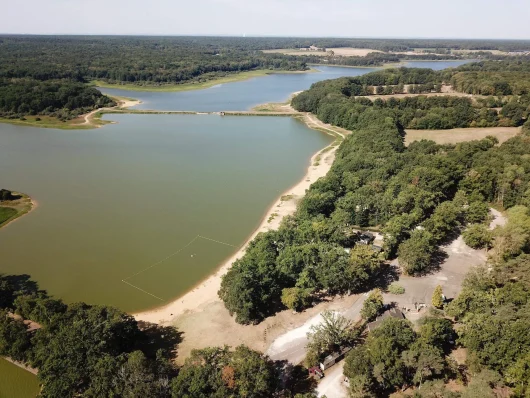 Vue aérienne du Lac du Bourdon à Saint-Fargeau