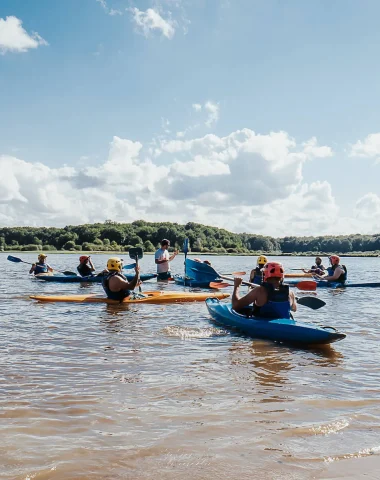 Activité de kayak-polo au lac du Bourdon à Saint-Fargeau