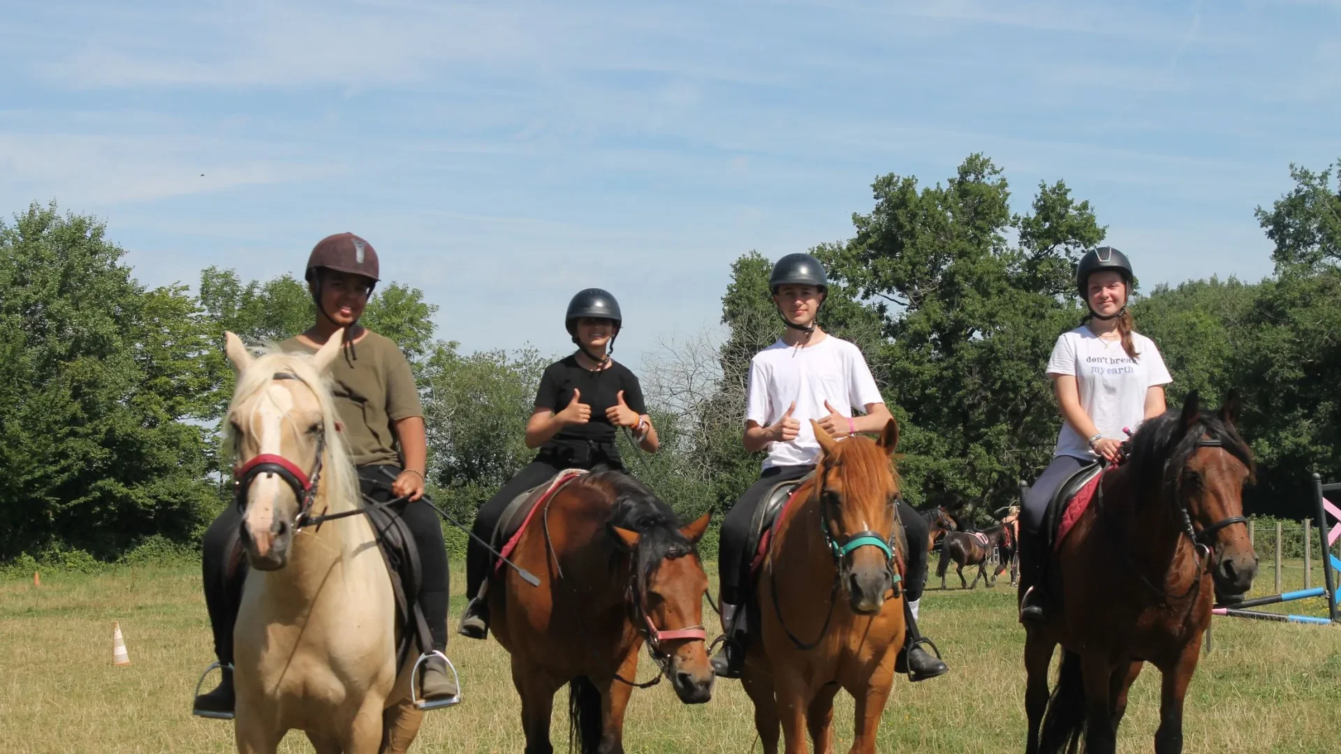 Cours d'équitation entre jeune au domaine equestre