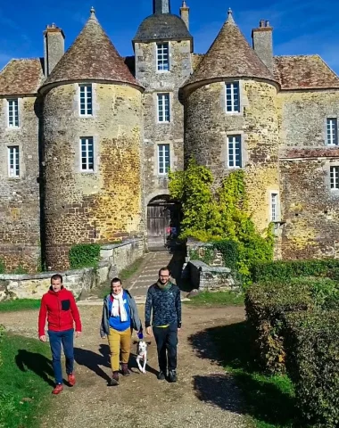 Randonneurs devant le château de Ratilly
