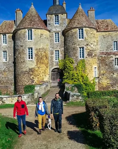 Hikers in front of Ratilly Castle